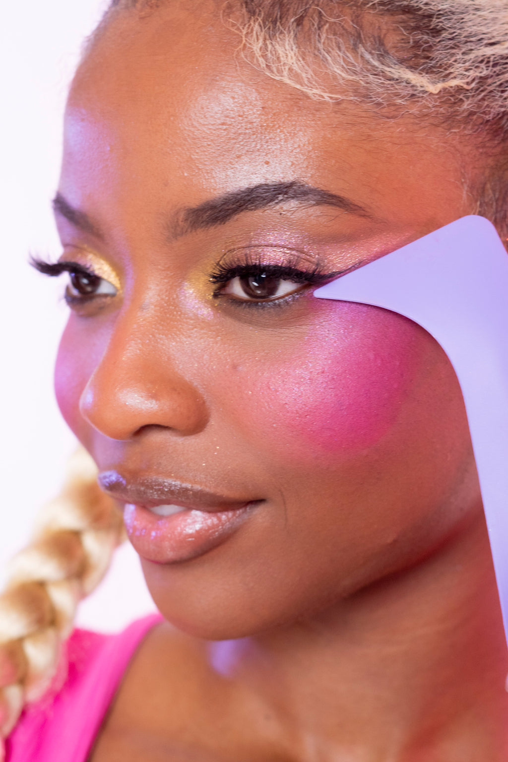 Model using the makeup helper tool to apply a creative beauty makeup application using the Ono makeup tool